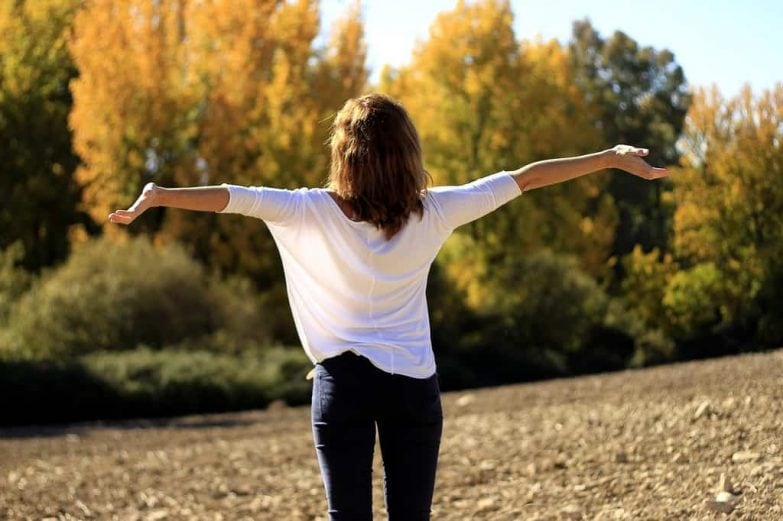 Los 5 factores más importantes que afectan a la calidad del aire en tu casa imagen 1 mujer-respirando-aire-puro