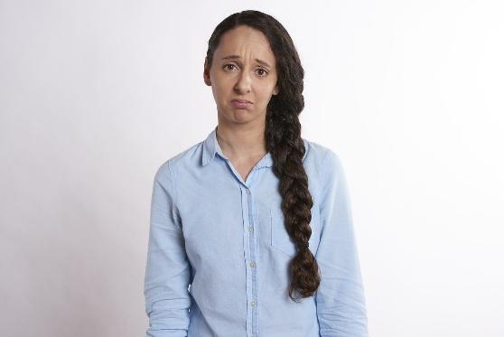 Cómo quitar esmalte de uñas permanente en 6 pasos imagen 5 mujer triste por manchar la ropa con esmalte de uñas