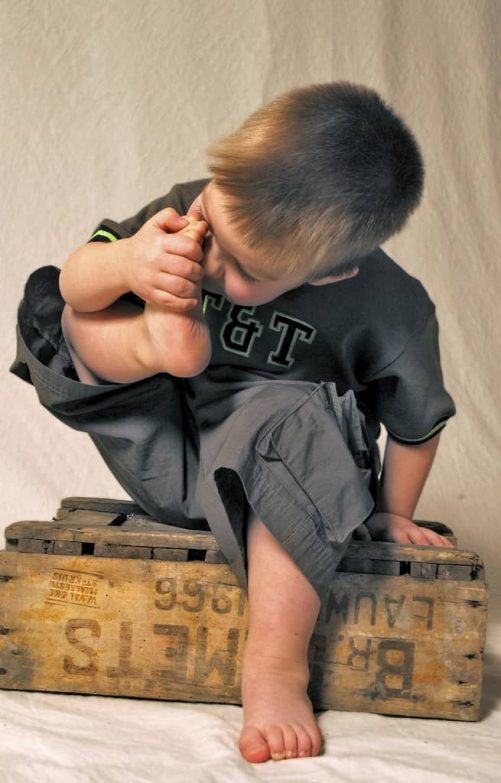 Los 7 mejores desodorantes para pies imagen 2 niño-oliéndose-los-pies