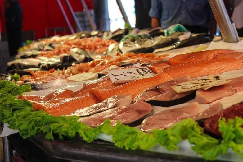Aliments contenant de l'acide hyaluronique image 6 poissonnier avec des aliments riches en oméga-3