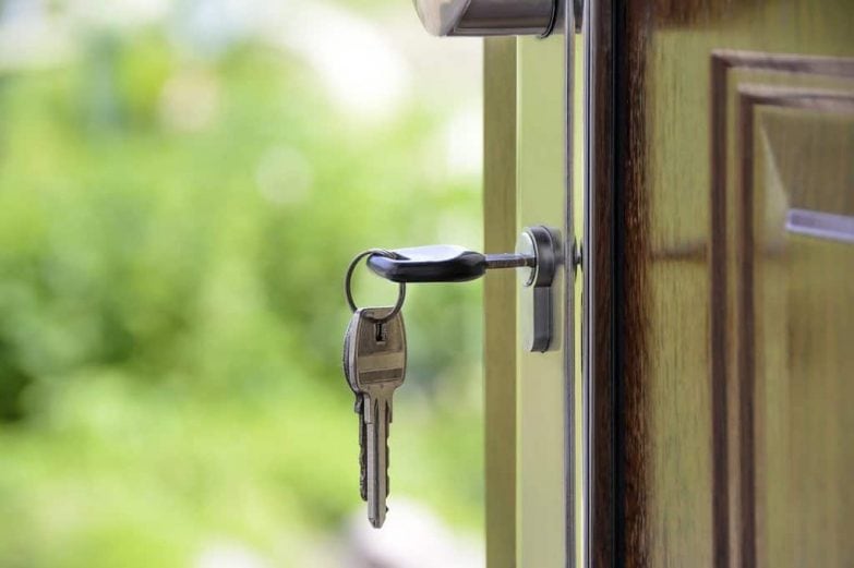 puerta de casa con las llaves puestas