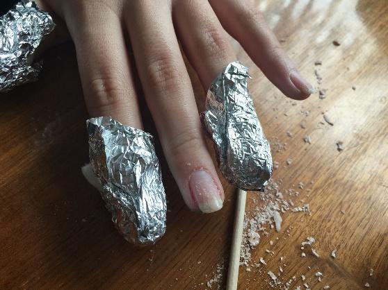 Cómo quitar esmalte de uñas permanente en 6 pasos imagen 2 rodear con algodon y acetona cada uña de los dedos