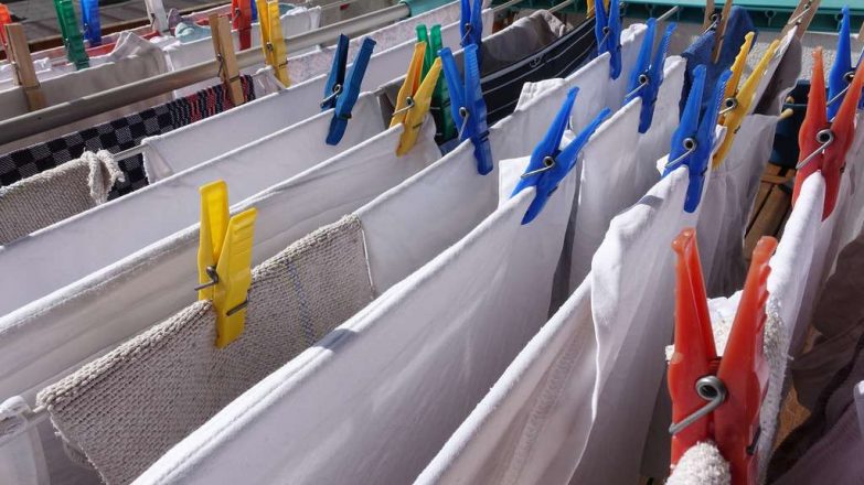 ¿Cómo eliminar el olor a humedad de la ropa? imagen 8 tender la ropa al sol