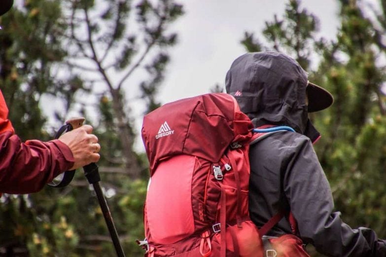 10 consejos para iniciarte en el senderismo imagen 11 senderistas con chaqueta para el viento