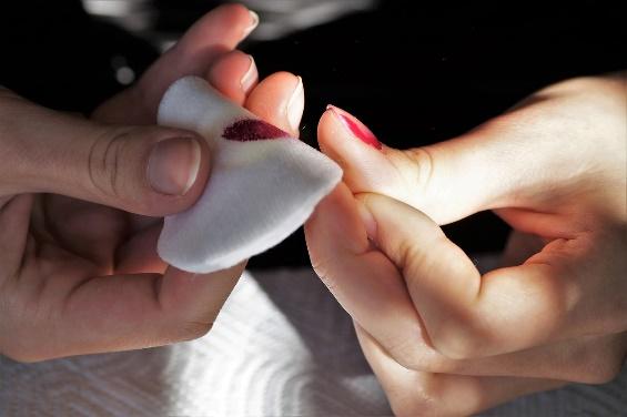 5 diferencias entre los principales tipos de esmalte de uñas imagen 5 usando quitaesmalte de uñas