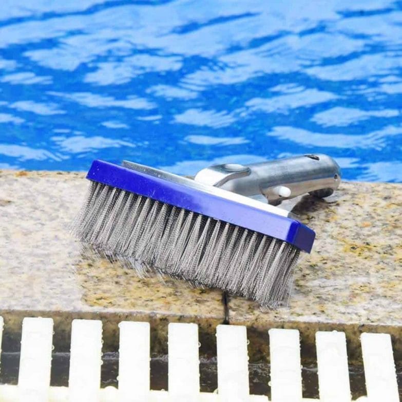 Cómo desinfectar la piscina con un cepillo dea acero