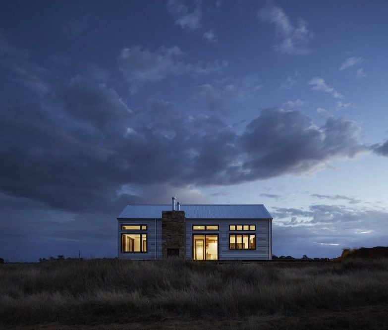 casa iluminada de noche