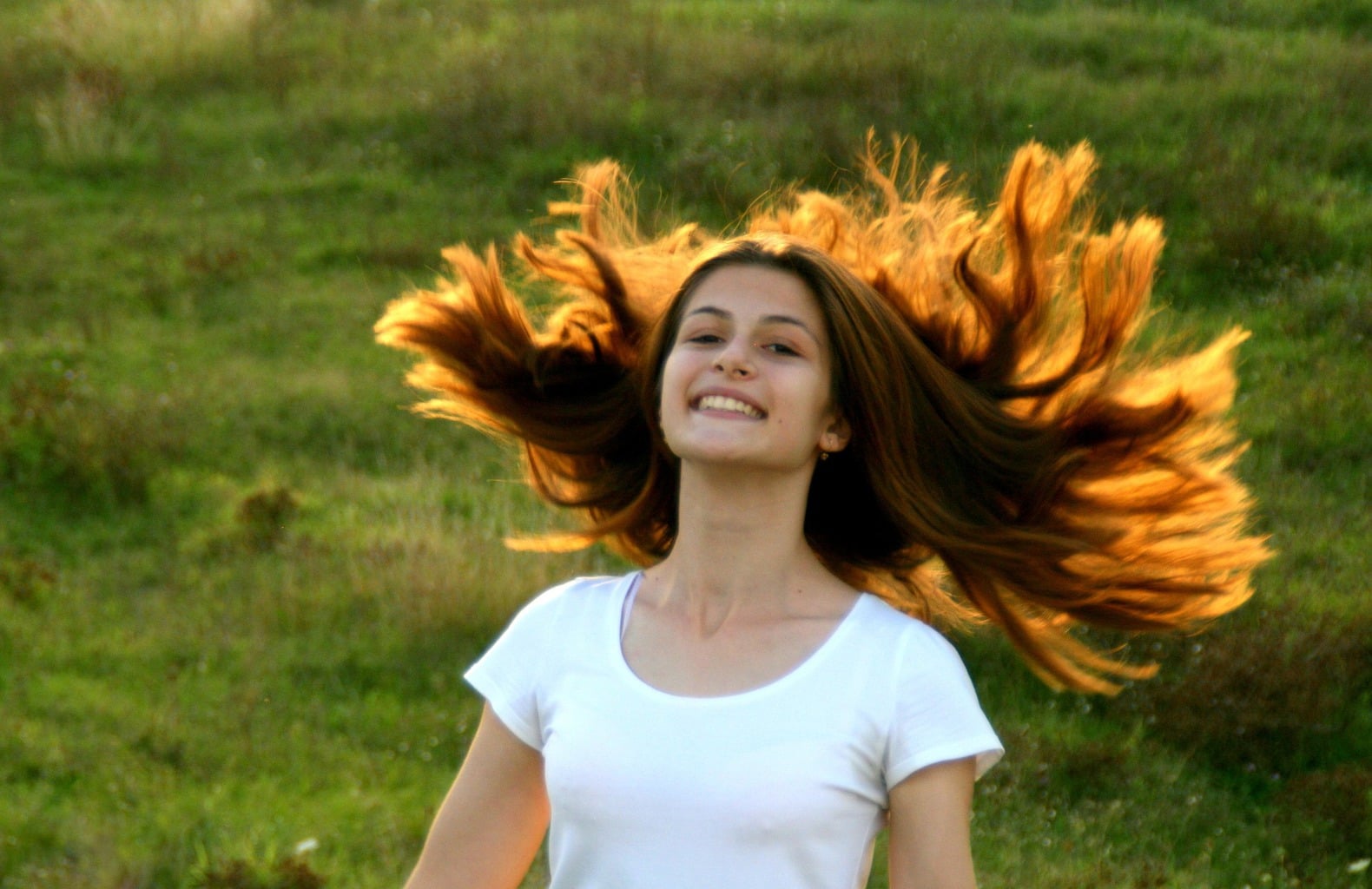 chica con cabello sano usando champú sin sulfatos portada