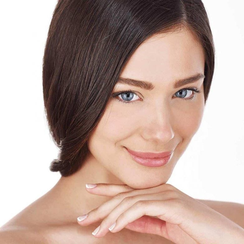 Análisis de la depiladora facial con cepillo limpiador Braun Face 810 imagen 4 chica con el rostro perfecto después de usar la braun face 810