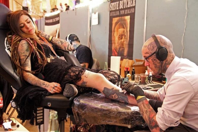 chica haciéndose un tatuaje
