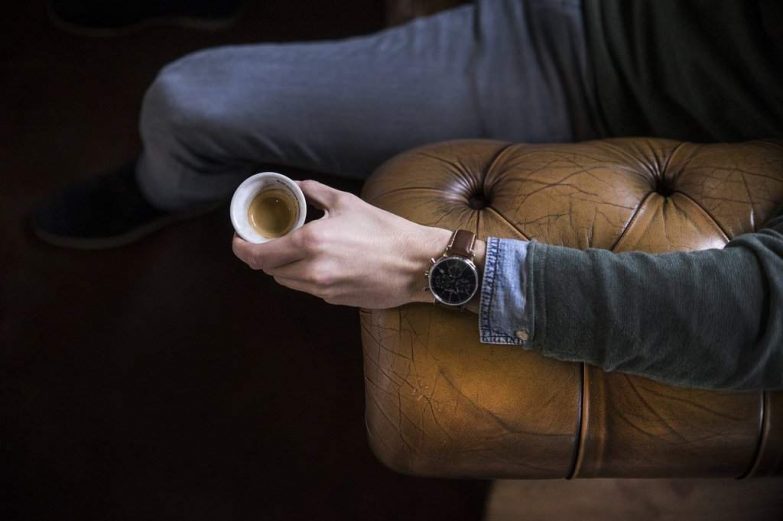 5 consejos para mejorar el sueño profundo imagen 6 hombre tomando un café