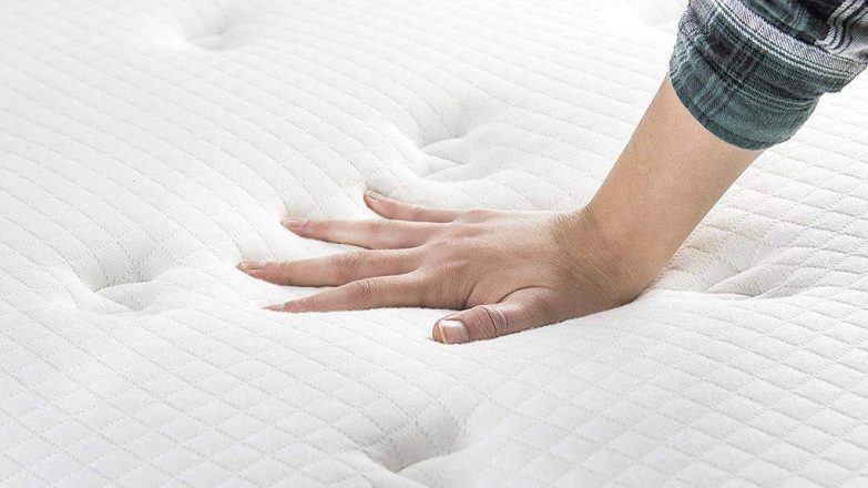 À quoi sert et à quoi sert le polyuréthane? image 3 main appuyant sur un matelas