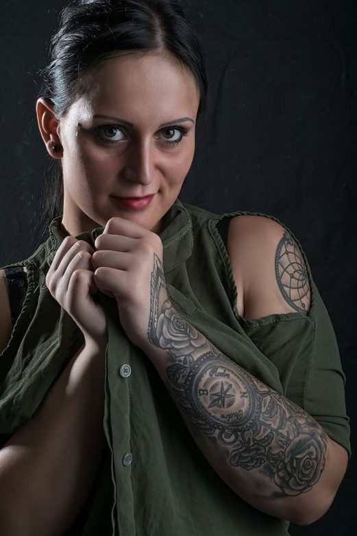 mujer con tatuajes y prendas holgadas