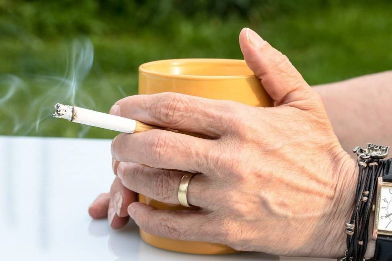 persona que fuma y bebe café