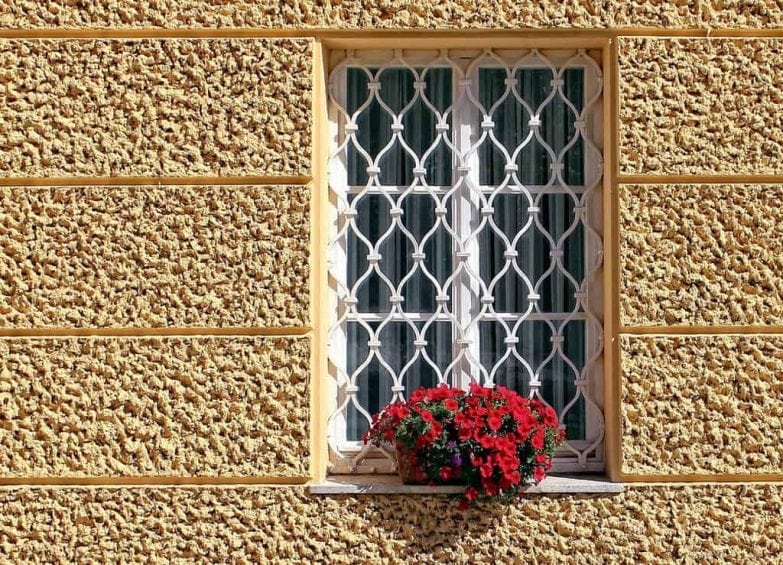ventanas con rejas para mejorar la seguridad en la casa