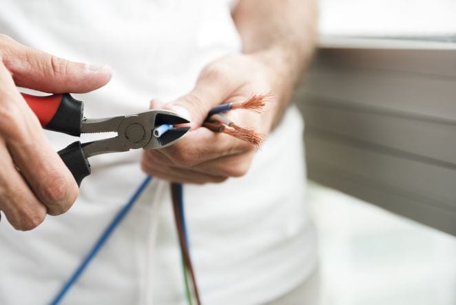 Preparación de cables para la instalación de timbre con cámara videoportero