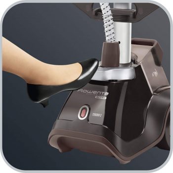 Plancha de vapor vertical Rowenta Master Valet Steamer IS6300 review a fondo imagen 4 boton de encendido y apagado con el pie del Rowenta Master Valet Steamer