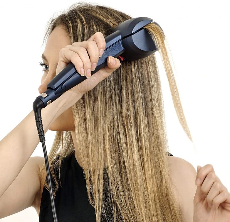 chica rizándose un mechón de pelo con la babyliss c1500e