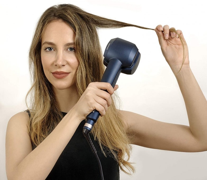 chica usando el rizador automático babyliss c1500e