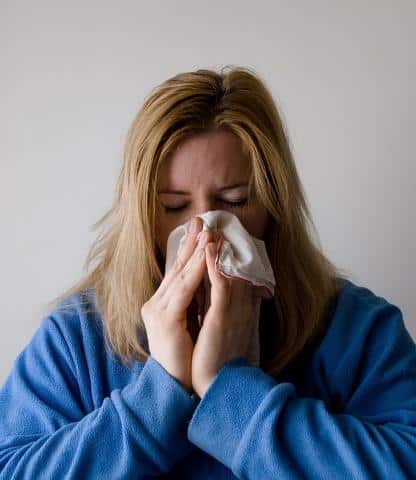 mujer con alergia a los ácaros