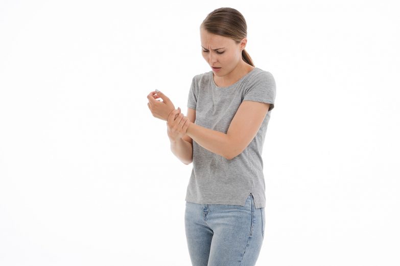 Todo lo que debes saber sobre el aceite de onagra imagen 8 mujer con dolor en las articulaciones