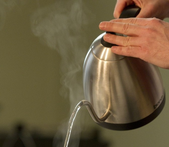 Cómo hacer café en cafetera italiana imagen 2 agua caliente para hacer café en cafetera italiana