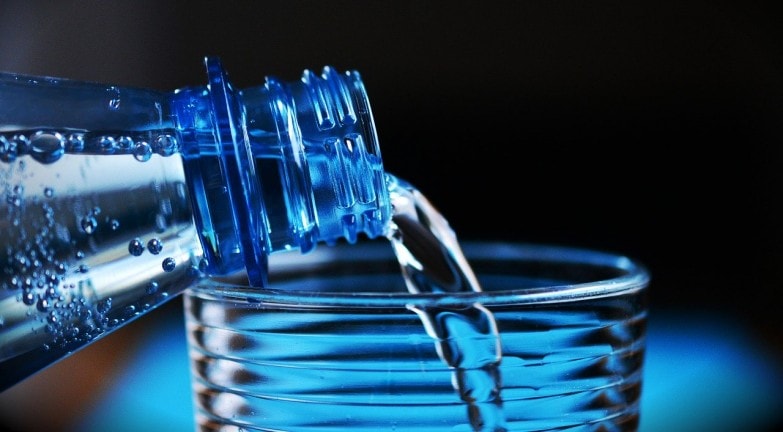 Cómo hacer café en cafetera italiana imagen 8 agua embotellada