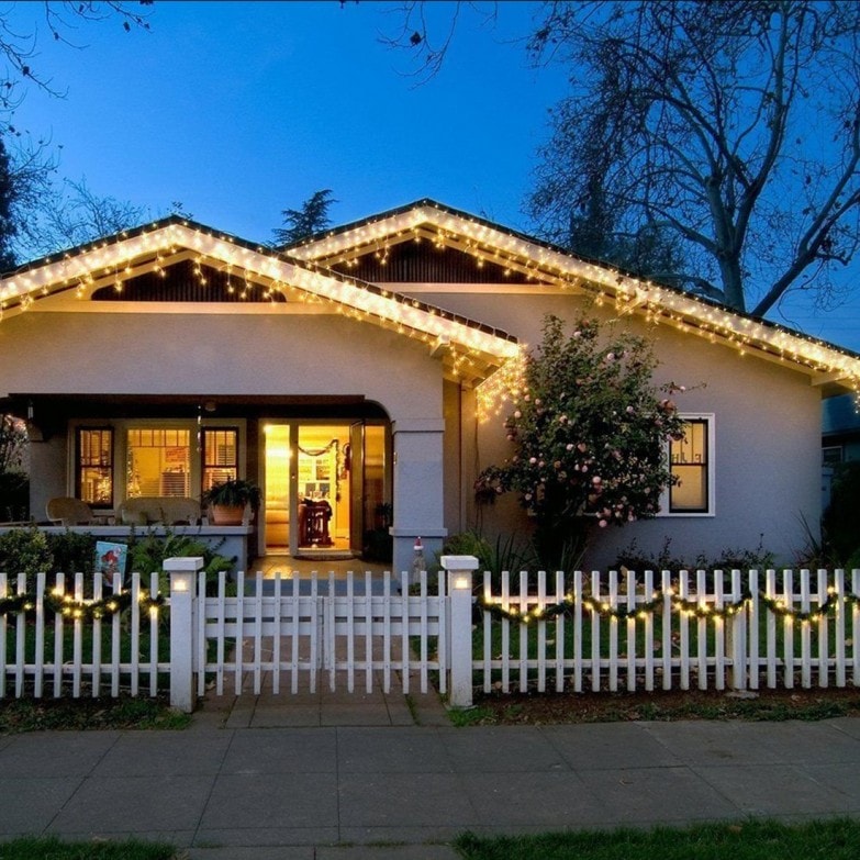 casa con iluminacion exterior de guirnaldas