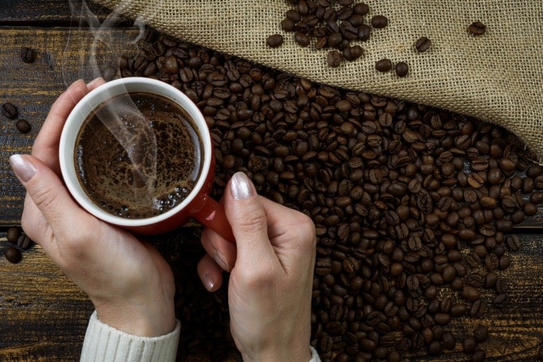 Cómo hacer café en cafetera italiana imagen 6 disfrutar de un café recién hecho