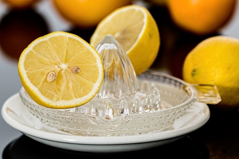 exprimir un limón para eliminar las manchas del café