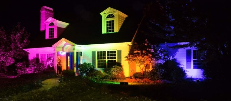 iluminación exterior con focos de colores