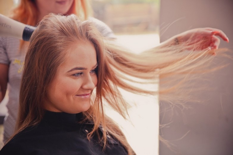 Alisar el cabello en casa con boquillas del secador de pelo