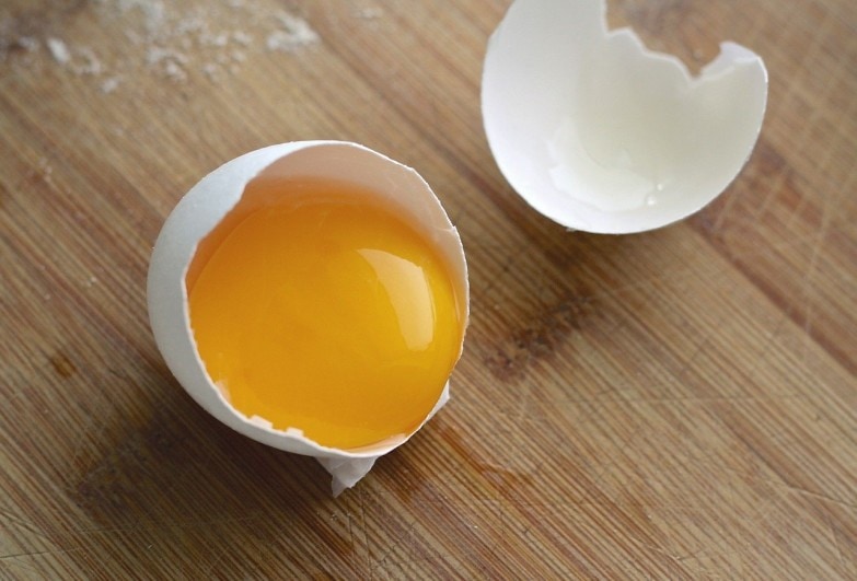 yema de huevo para eliminar las manchas del café
