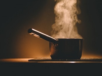 Consejos para eliminar el olor a tabaco del hogar imagen 4 Hervir agua con vinagre para eliminar el olor a tabaco