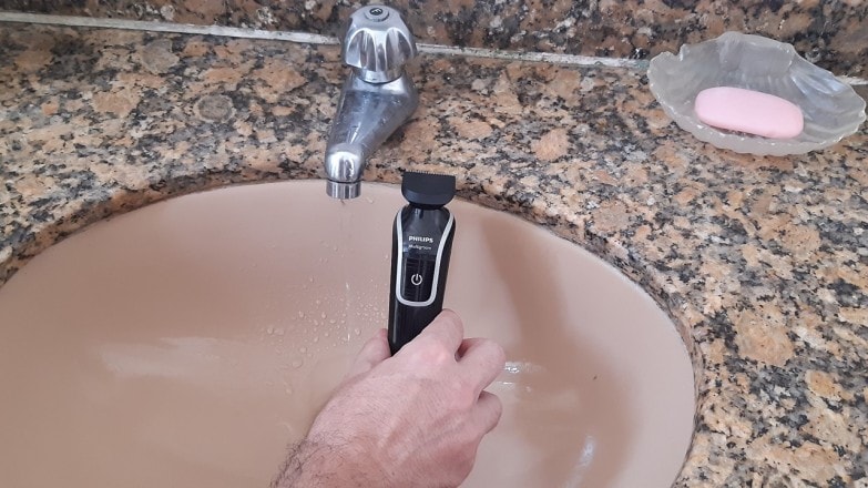 Cómo preparar tu afeitadora eléctrica antes del afeitado imagen 5 Limpia tu máquina eléctrica antes y después del afeitado.