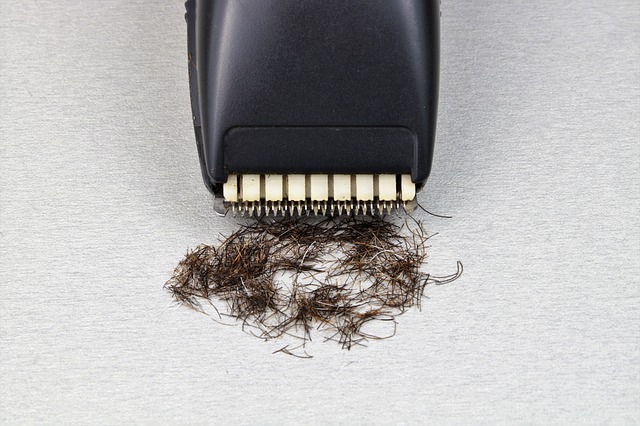restos de pelos y piel en la afeitadora
