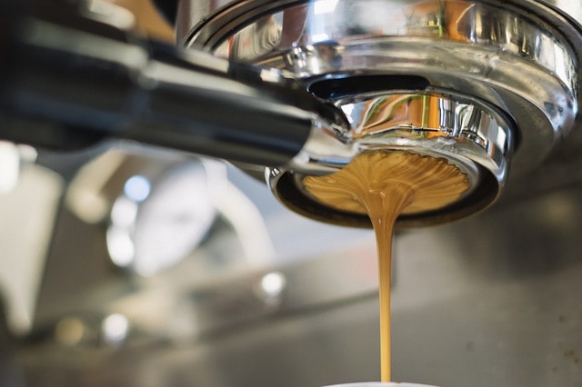 Cómo limpiar la cafetera de manera eficiente imagen 6 café expresso haciéndose