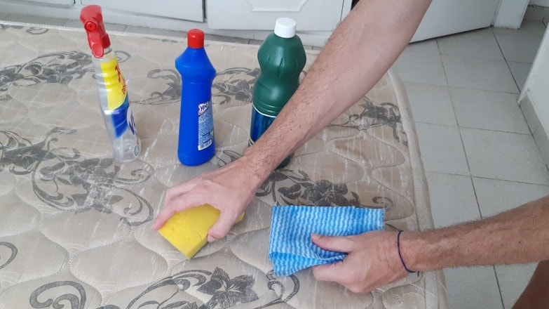 Cómo desinfectar un colchón de manera eficaz imagen 3 Utilizando algunos artículos de limpieza habituales puedes dejar tu colchón libre de suciedad.