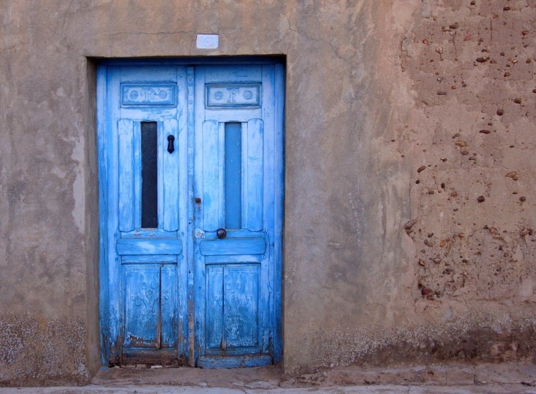 Puerta de madera con moho Cladosporium 