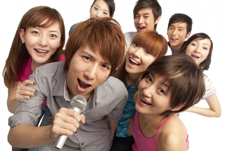 grupo-de-amigos-con-altavoz-karaoke