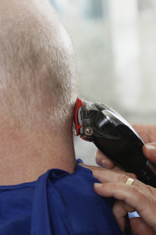 Cómo preparar tu afeitadora eléctrica antes del afeitado imagen 7 hombre-afeitándose-el-pelo
