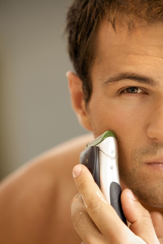 Consejos para conseguir un afeitado perfecto imagen 4 hombre-afeitandose-con-maquina-de-afeitar