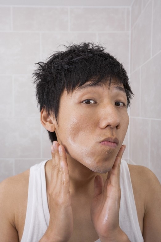Consejos para conseguir un afeitado perfecto imagen 1 hombre que quiere conseguir un afeitado perfecto