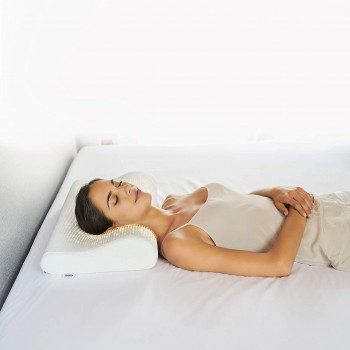 mujer durmiendo sobre una almohada cervical