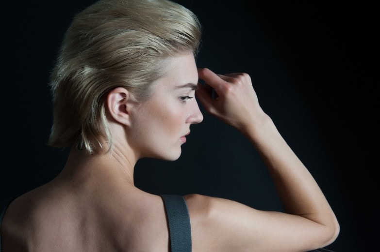 mujer que usa cera para el cabello