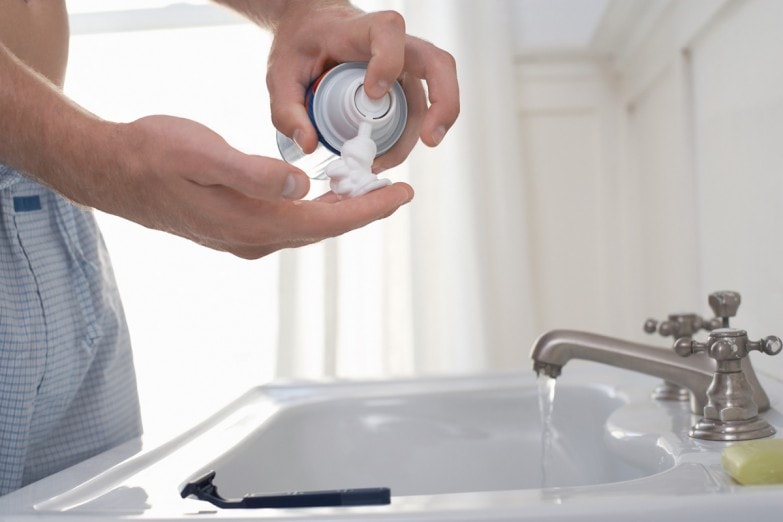Consejos para conseguir un afeitado perfecto imagen 5 preparando-espuma-de-afeitar-para-un-afeitado-perfecto