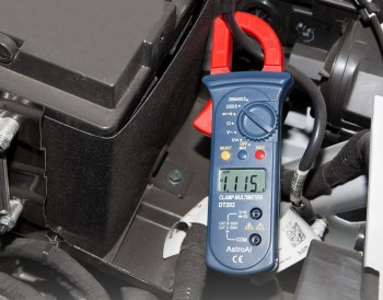 Las pinzas amperimétricas que miden corriente continua son útiles para medir la batería del coche