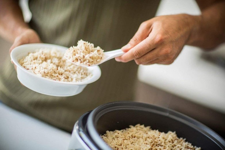 arroz recién cocido en una arrocera