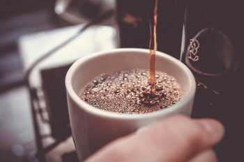 La mejor cafetera superautomática ¿Cuál comprar en el 2021? imagen 17 Café extraido por una cafetera superautomática de 15 bares