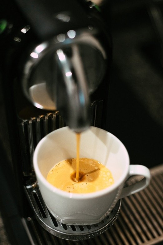 cafetera automática haciendo una taza de café